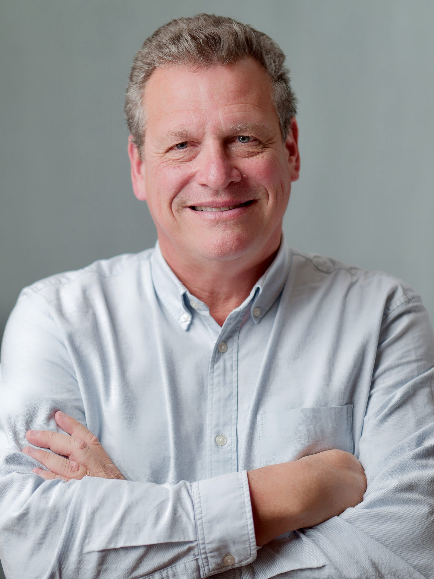 renato_headshot_color_arms_crossed__2023